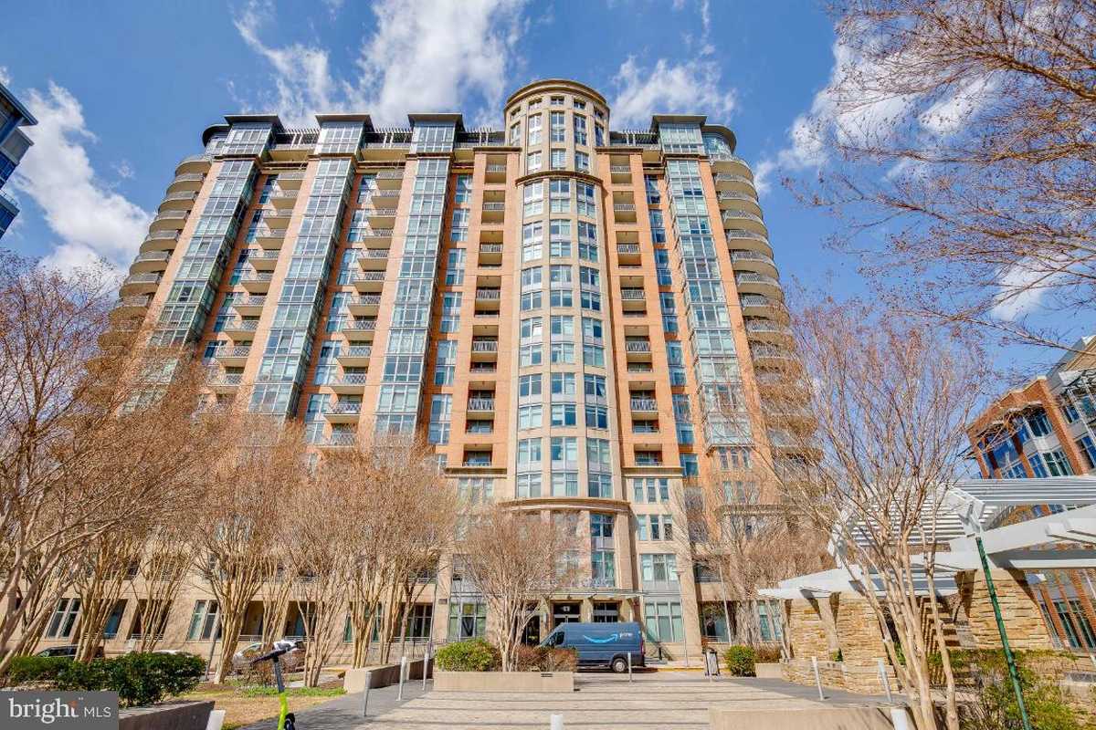 $970,000 - 2Br/3Ba -  for Sale in One Park Crest, Mclean