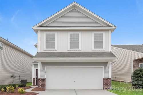 $370,000 - 4Br/3Ba -  for Sale in Newport Lakes, Rock Hill