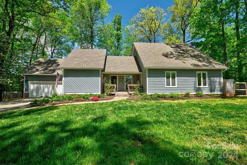 $499,000 - 4Br/2Ba -  for Sale in River Hills, Lake Wylie