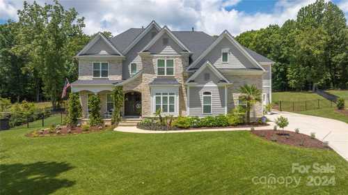 $1,500,000 - 4Br/5Ba -  for Sale in Chesapeake Pointe, Mooresville
