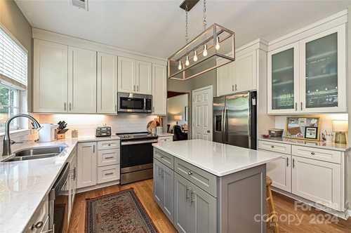 $698,000 - 4Br/3Ba -  for Sale in Reavencrest, Charlotte