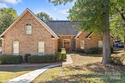 $810,000 - 4Br/4Ba -  for Sale in Beacon Knoll, Fort Mill