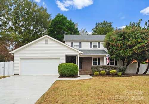 $500,000 - 4Br/3Ba -  for Sale in Shadow Lake, Charlotte