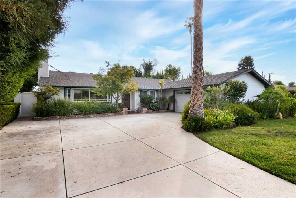 $945,000 - 4Br/2Ba -  for Sale in Canoga Park