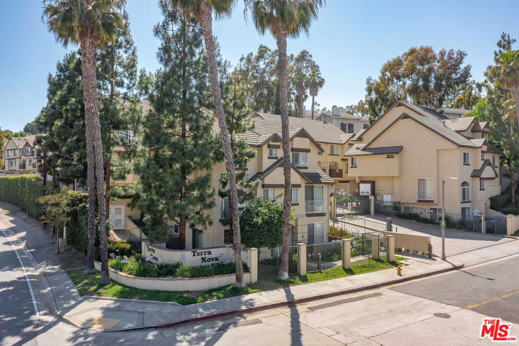View Los Angeles, CA 90008 townhome