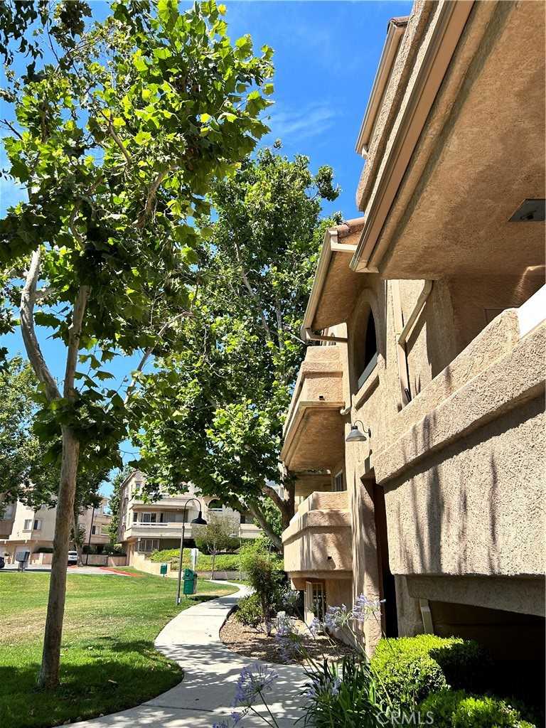 View Newhall, CA 91321 condo