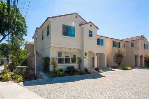 $920,000 - 4Br/3Ba -  for Sale in Paramount