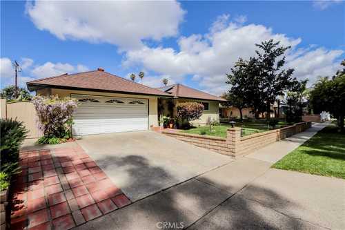 $1,200,000 - 4Br/2Ba -  for Sale in Lake Forest