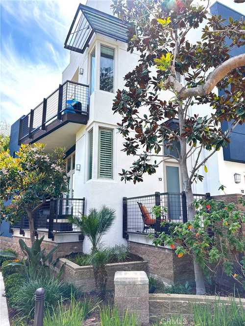 $1,075,000 - 3Br/2Ba -  for Sale in Hawthorne