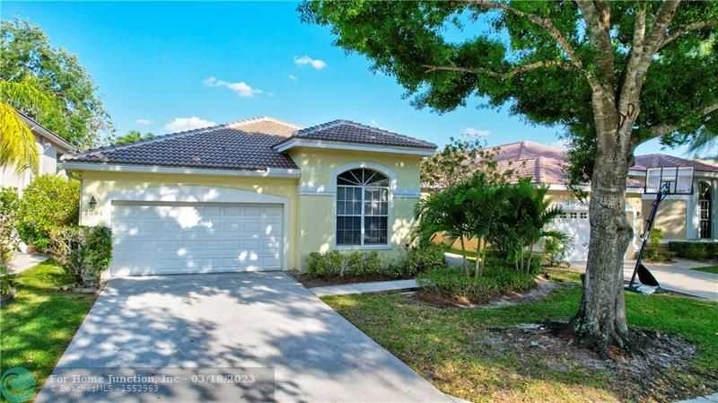 $699,900 - 4Br/2Ba -  for Sale in Cypress Cay, Parkland