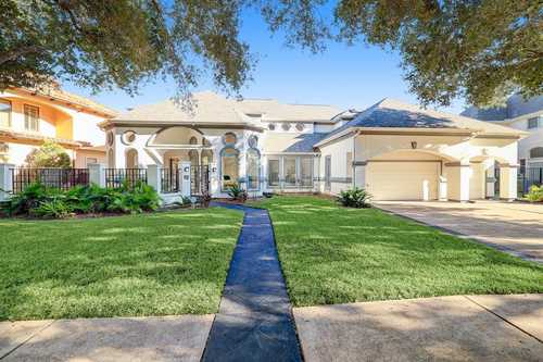 $898,888 - 4Br/4Ba -  for Sale in Point Royale, Sugar Land