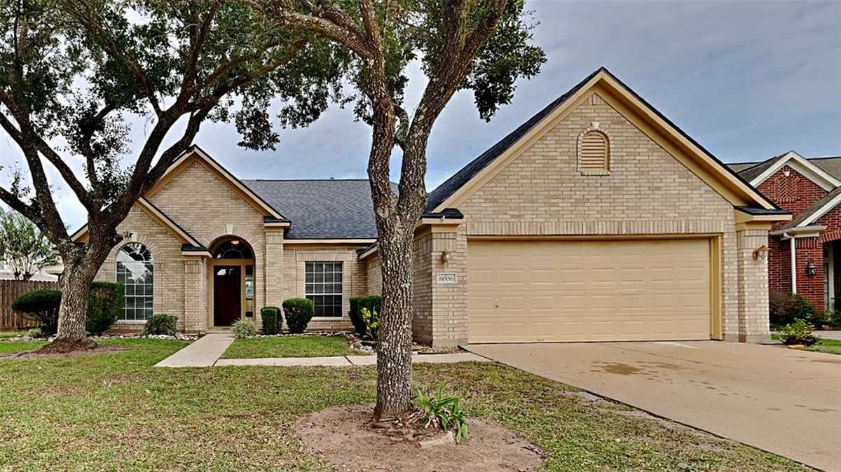 $299,900 - 4Br/2Ba -  for Sale in Country Meadows, Baytown