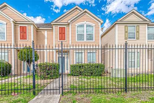 $250,000 - 3Br/3Ba -  for Sale in Fawndale T/h Sec 01, Houston