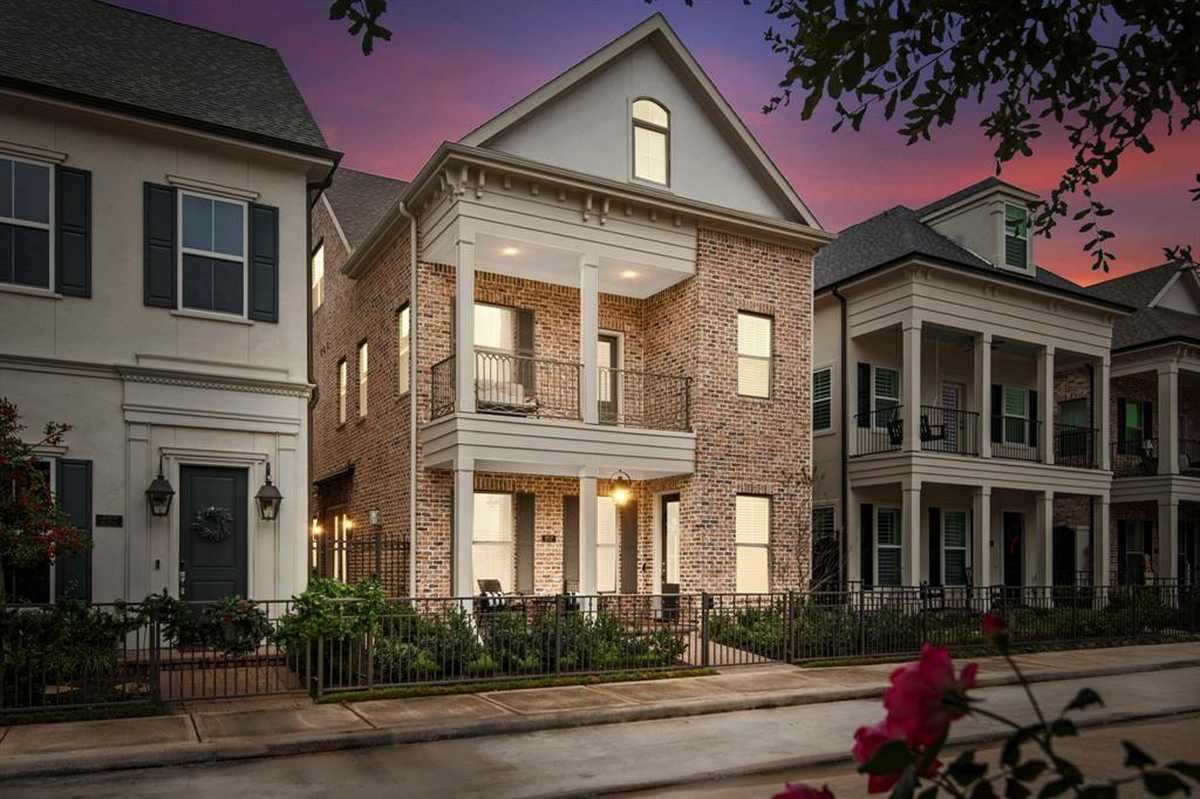 $695,000 - 4Br/4Ba -  for Sale in Boulevard Green, Conroe