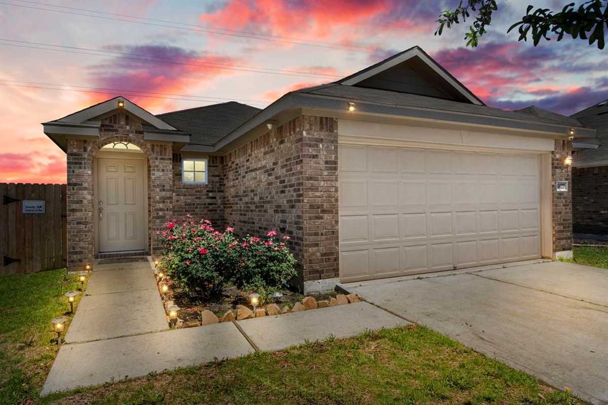 $429,750 - 3Br/2Ba -  for Sale in Imperial Trace, Houston