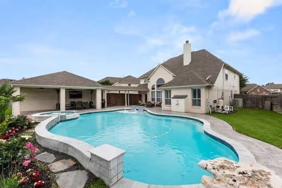 $685,000 - 4Br/4Ba -  for Sale in Southern Trails Ph 1 Sec 7, Pearland