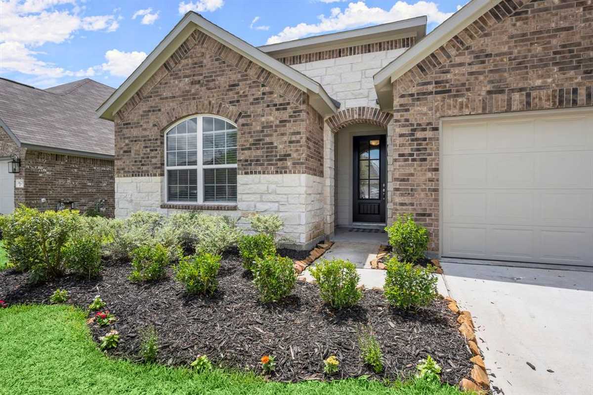 $394,900 - 3Br/3Ba -  for Sale in Meadows At Imperial Oaks, Conroe