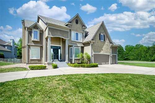 $600,000 - 4Br/5Ba -  for Sale in Shadow Brook, Overland Park