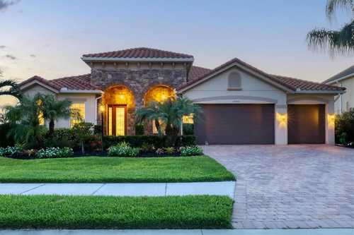 $925,000 - 4Br/3Ba -  for Sale in Savanna, Lakewood Ranch