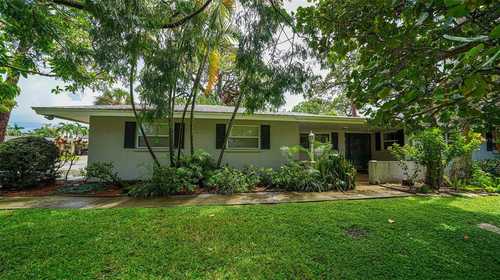 $750,000 - 3Br/2Ba -  for Sale in Bay View Acres, Sarasota