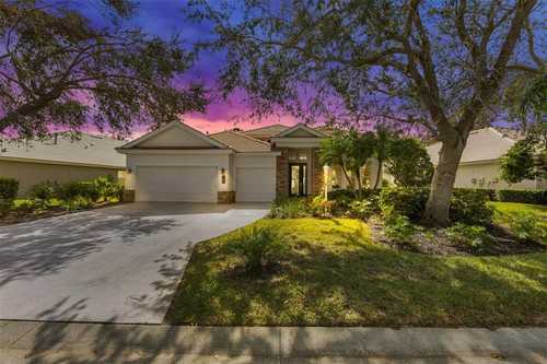 $979,000 - 4Br/4Ba -  for Sale in Edgewater Village Subphase A, Lakewood Ranch