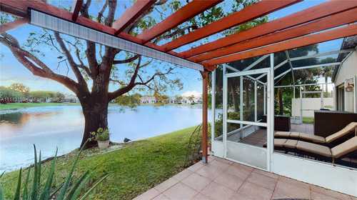 $600,000 - 3Br/3Ba -  for Sale in Hollywood Lakes Country C, Pembroke Pines