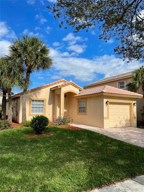 $497,000 - 3Br/2Ba -  for Sale in Lakes Of Western Pines Re, Pembroke Pines
