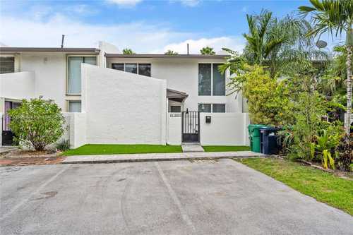 $400,000 - 3Br/2Ba -  for Sale in Snapper Creek Townhouses, Miami