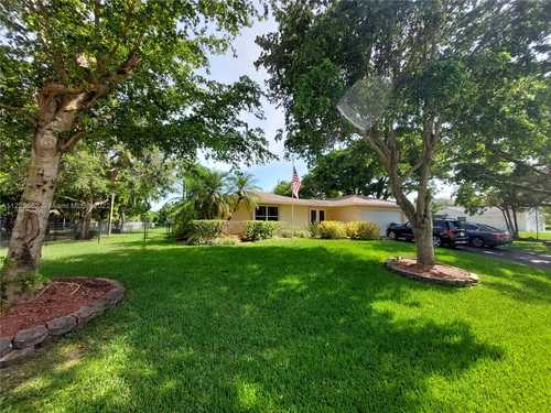$899,900 - 4Br/2Ba -  for Sale in Pinewood Ests 3rd Addn, Palmetto Bay