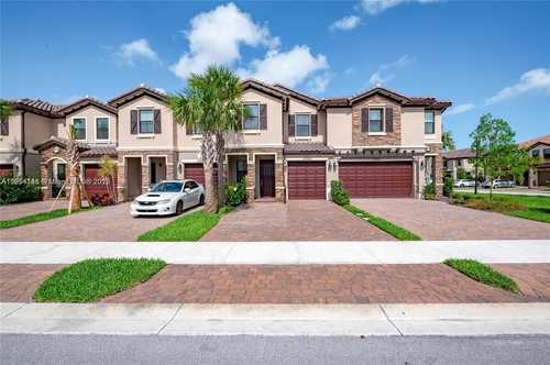 $550,000 - 3Br/3Ba -  for Sale in Flavor Pict Townhomes Pud, Boynton Beach
