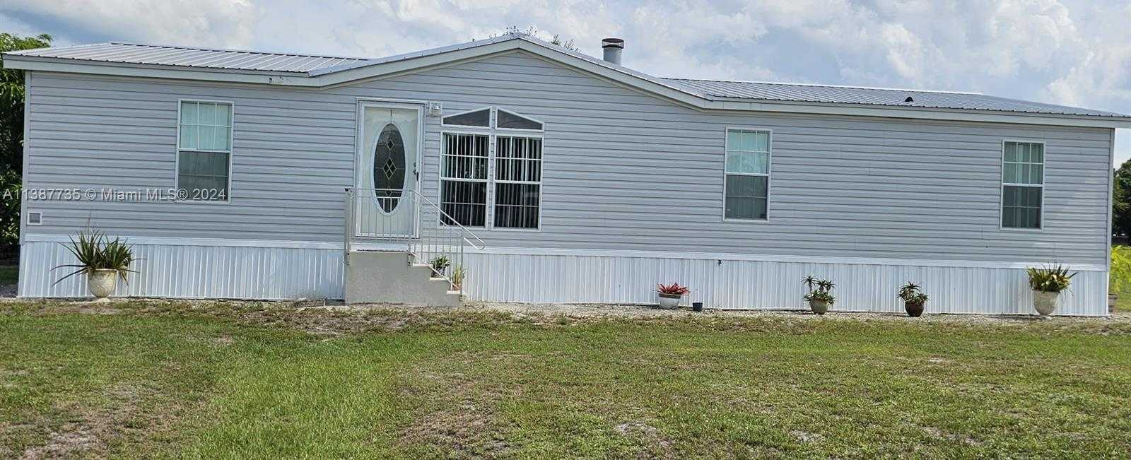 View Clewiston, FL 33440 property