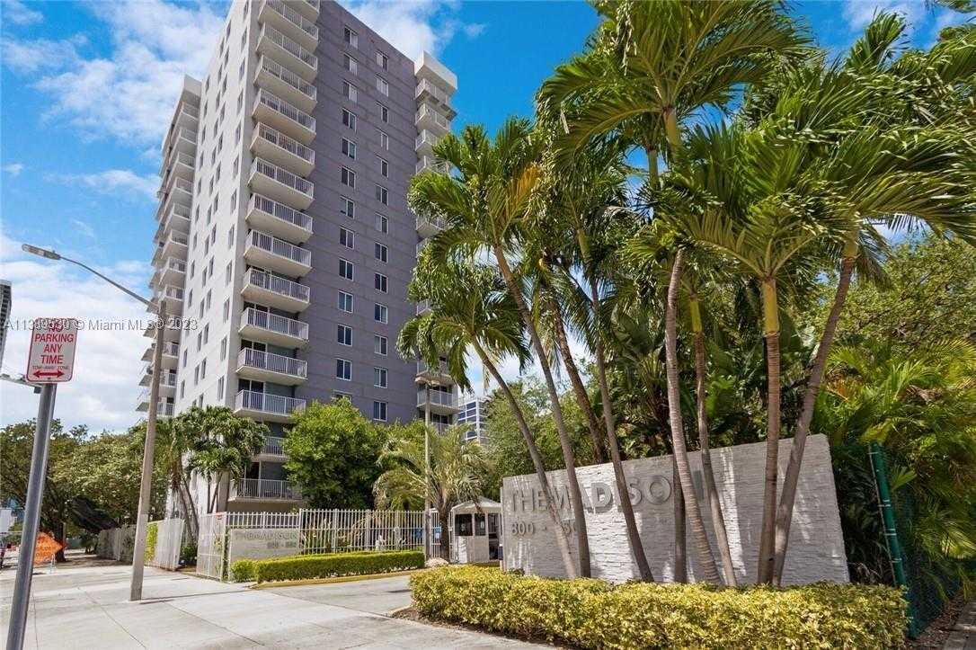 View Miami, FL 33136 property