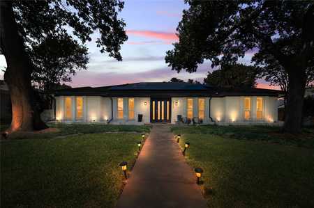 $550,000 - 4Br/3Ba -  for Sale in Cloisters, Plano