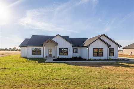 $579,990 - 4Br/3Ba -  for Sale in Dixie Est Ph 1 & 2, Whitesboro