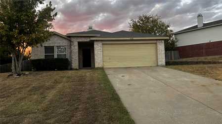 $319,900 - 3Br/2Ba -  for Sale in River Oaks Add Ph 4, Denton