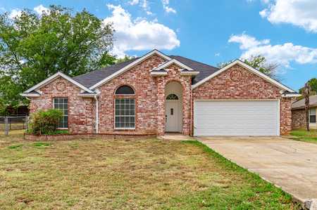 $349,900 - 3Br/2Ba -  for Sale in Oak Lakes, Lake Dallas