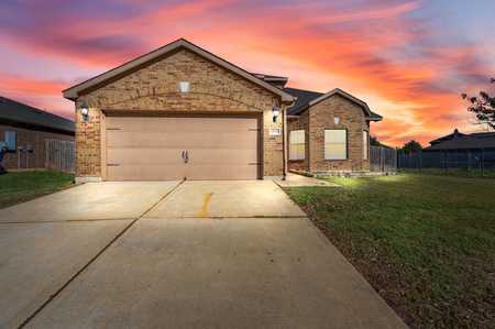 $325,000 - 4Br/3Ba -  for Sale in Shale Creek Ph 2b, Rhome