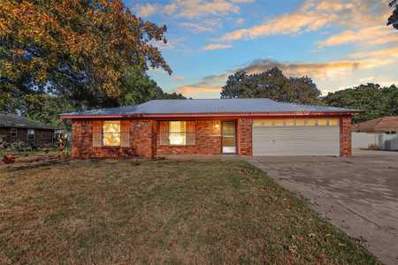 $275,000 - 3Br/2Ba -  for Sale in Royal Oaks, Granbury