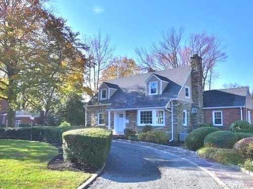 $949,999 - 4Br/3Ba -  for Sale in Wantagh