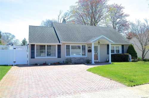 $699,999 - 3Br/2Ba -  for Sale in Wantagh