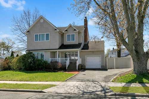 $950,000 - 7Br/3Ba -  for Sale in Syosset