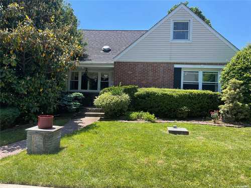 $850,000 - 4Br/3Ba -  for Sale in Mineola