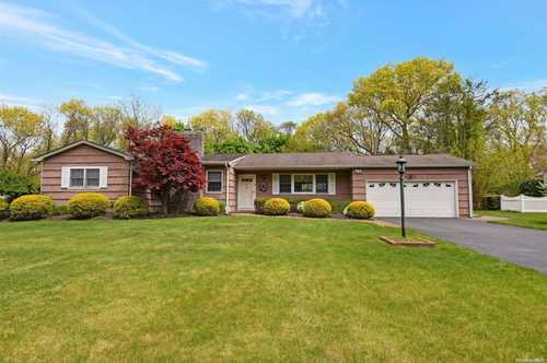 $648,000 - 3Br/2Ba -  for Sale in Smithtown