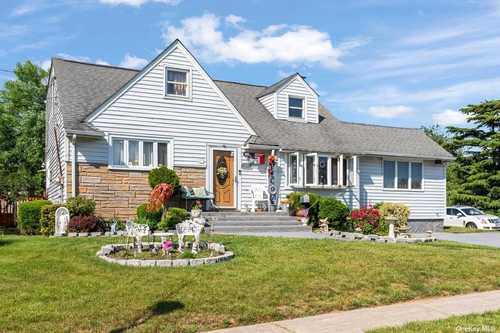 $860,000 - 3Br/2Ba -  for Sale in Wantagh