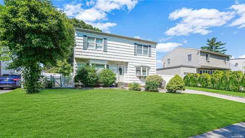 $589,999 - 4Br/2Ba -  for Sale in Wantagh