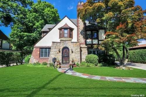 $1,435,000 - 4Br/3Ba -  for Sale in Great Neck