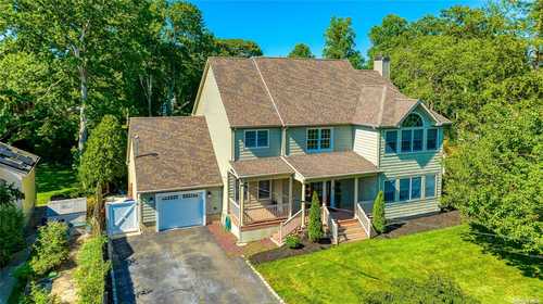 $899,999 - 3Br/3Ba -  for Sale in Smithtown