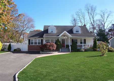 $699,000 - 5Br/3Ba -  for Sale in Commack