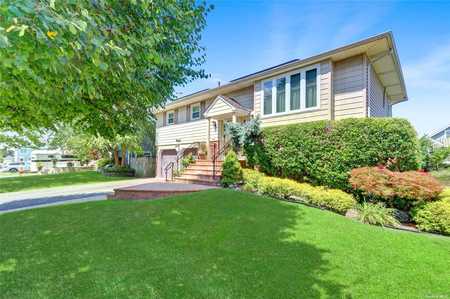 $669,000 - 4Br/2Ba -  for Sale in Wantagh