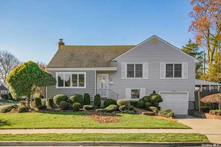 $679,000 - 4Br/3Ba -  for Sale in Seaford